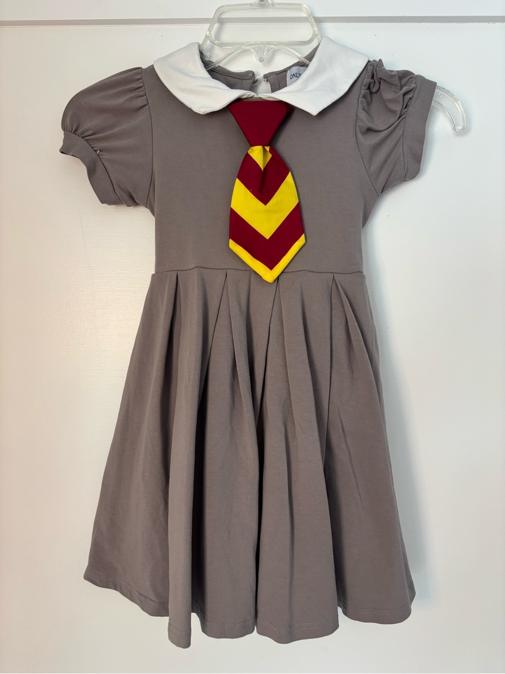 Girls Grey Pleated Dress with White Collar and Red-Yellow Chevron Tie. size 5